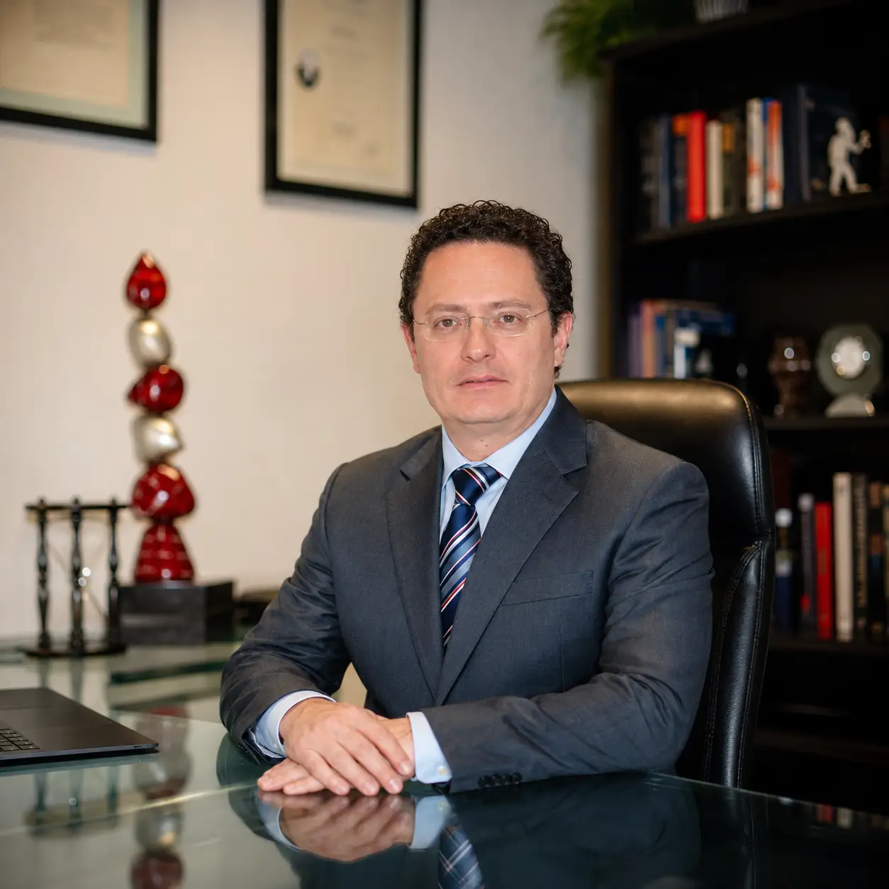Dr. Héctor González Godínez en su consultorio — Roma Sur, CDMX