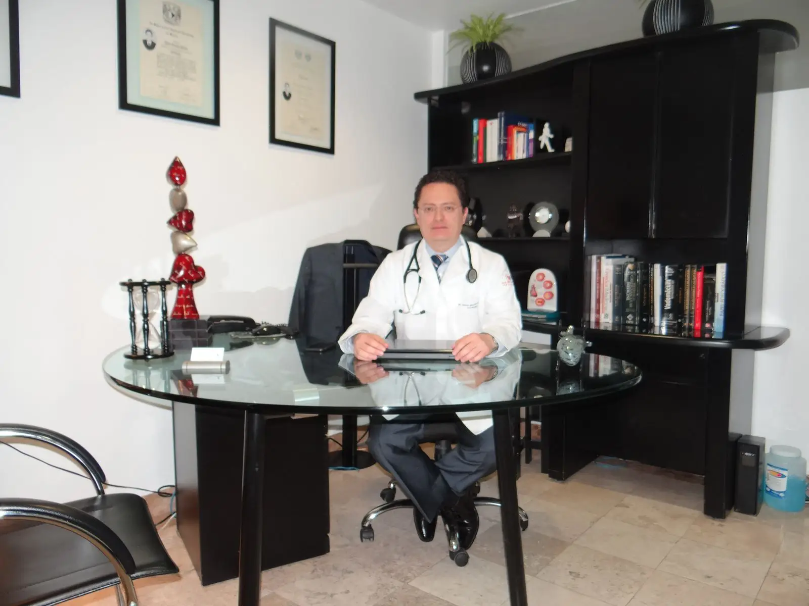 Dr. Héctor González Godínez en consulta cardiológica