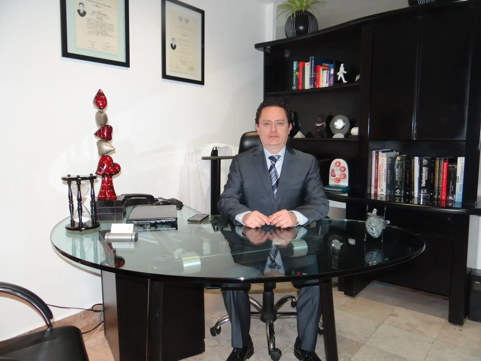 Dr. Héctor González Godínez en consulta cardiológica
