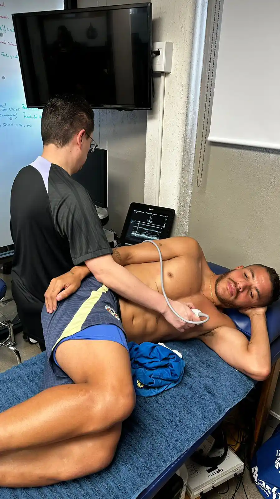 Dr. Héctor González Godínez realizando ecocardiograma a jugador del Club América