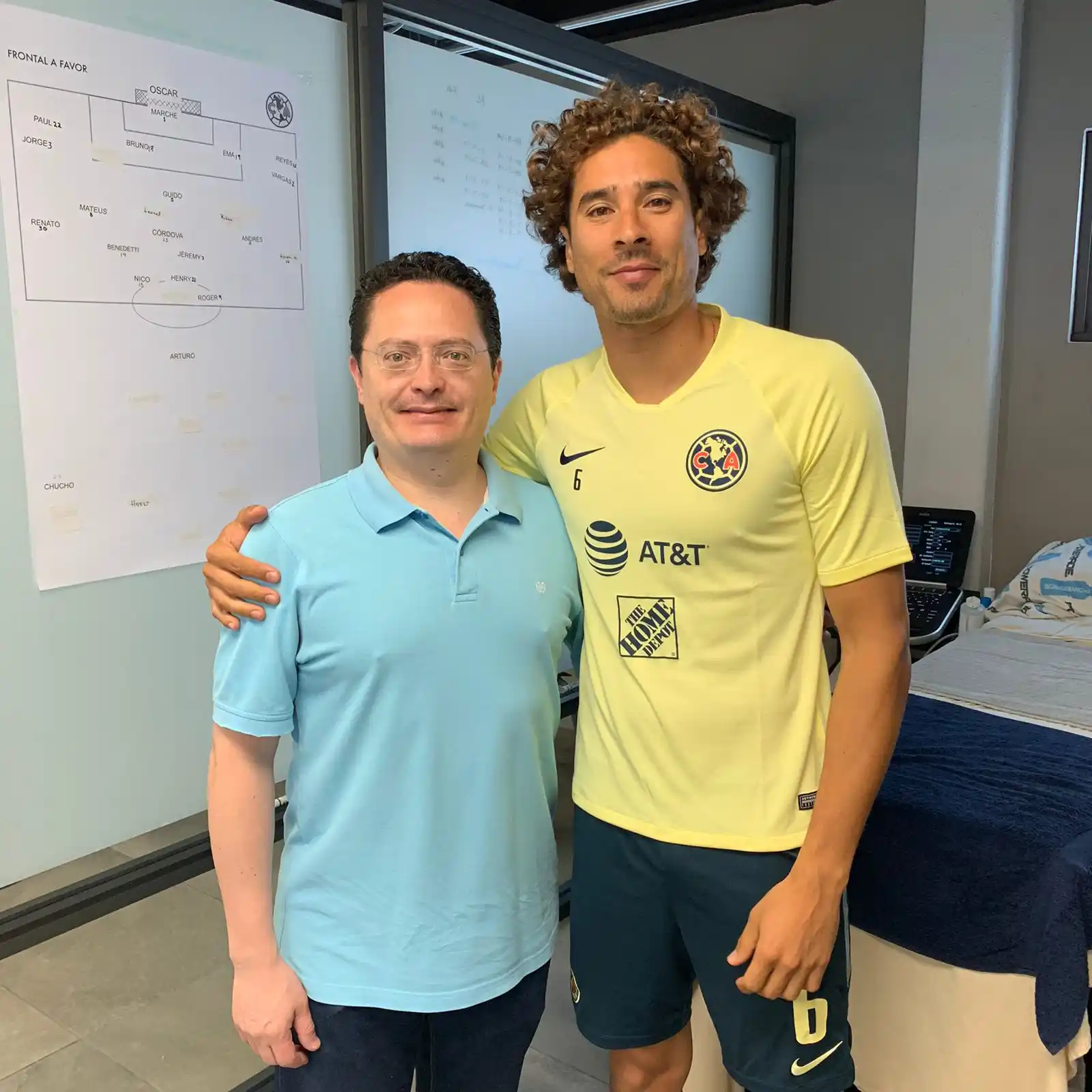 Dr. Héctor González Godínez con jugador del Club América
