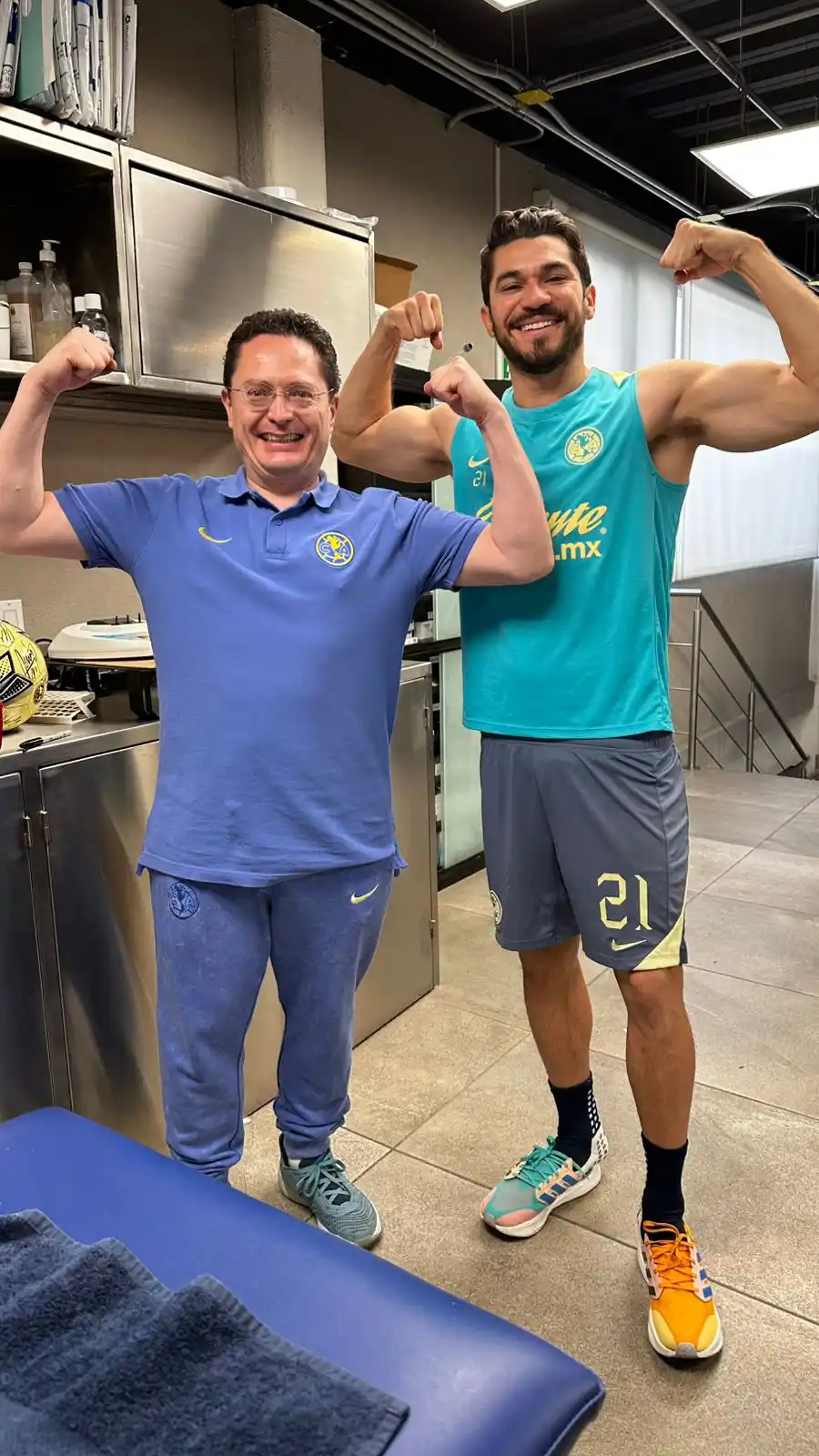 Dr. Héctor González Godínez con jugador del Club América