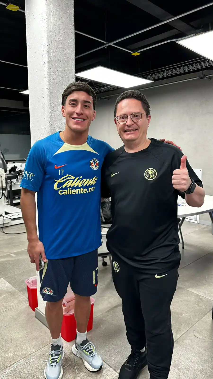 Dr. Héctor González Godínez con jugador del Club América