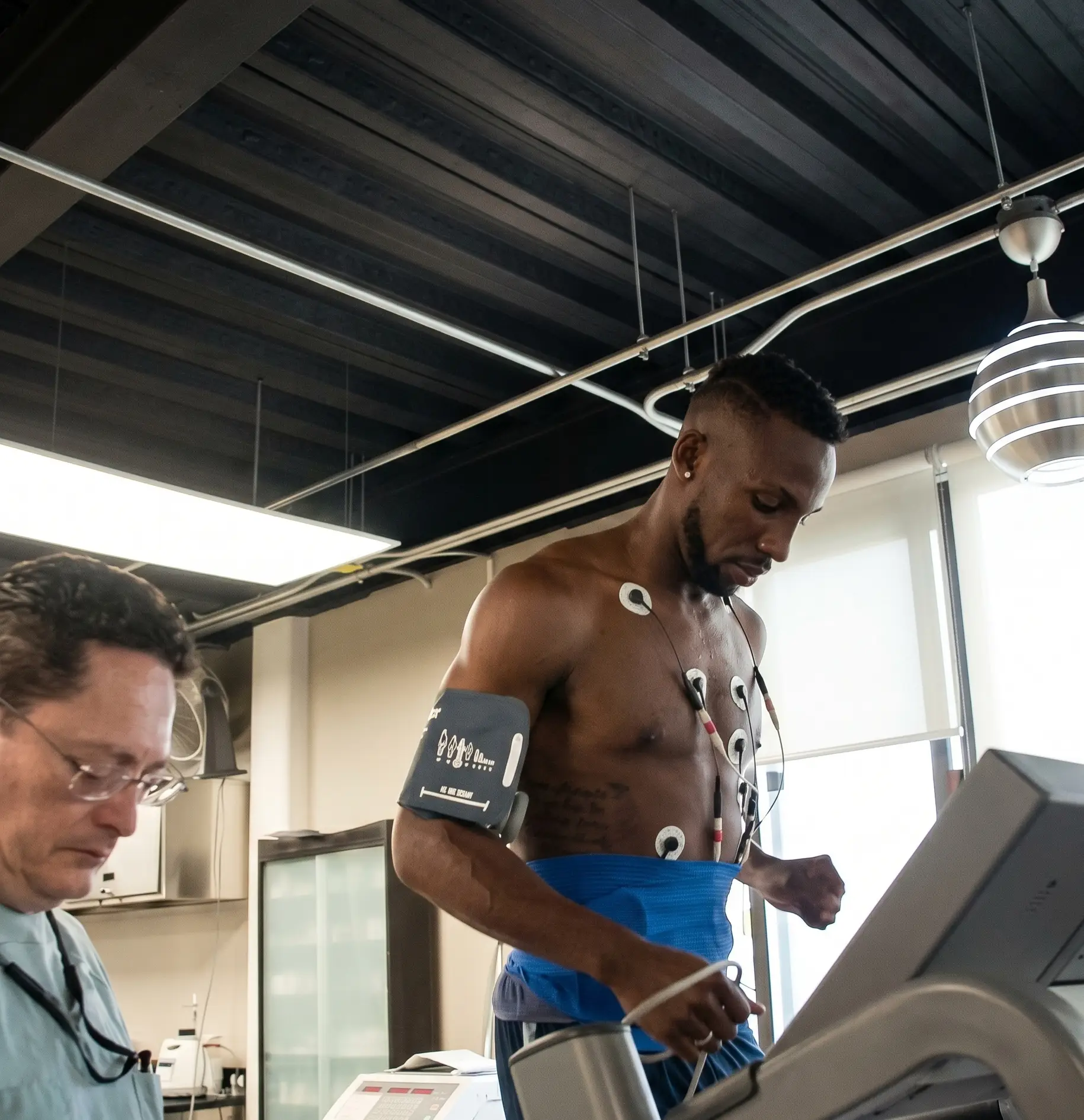 Dr. Héctor González Godínez revisando ECG en consultorio