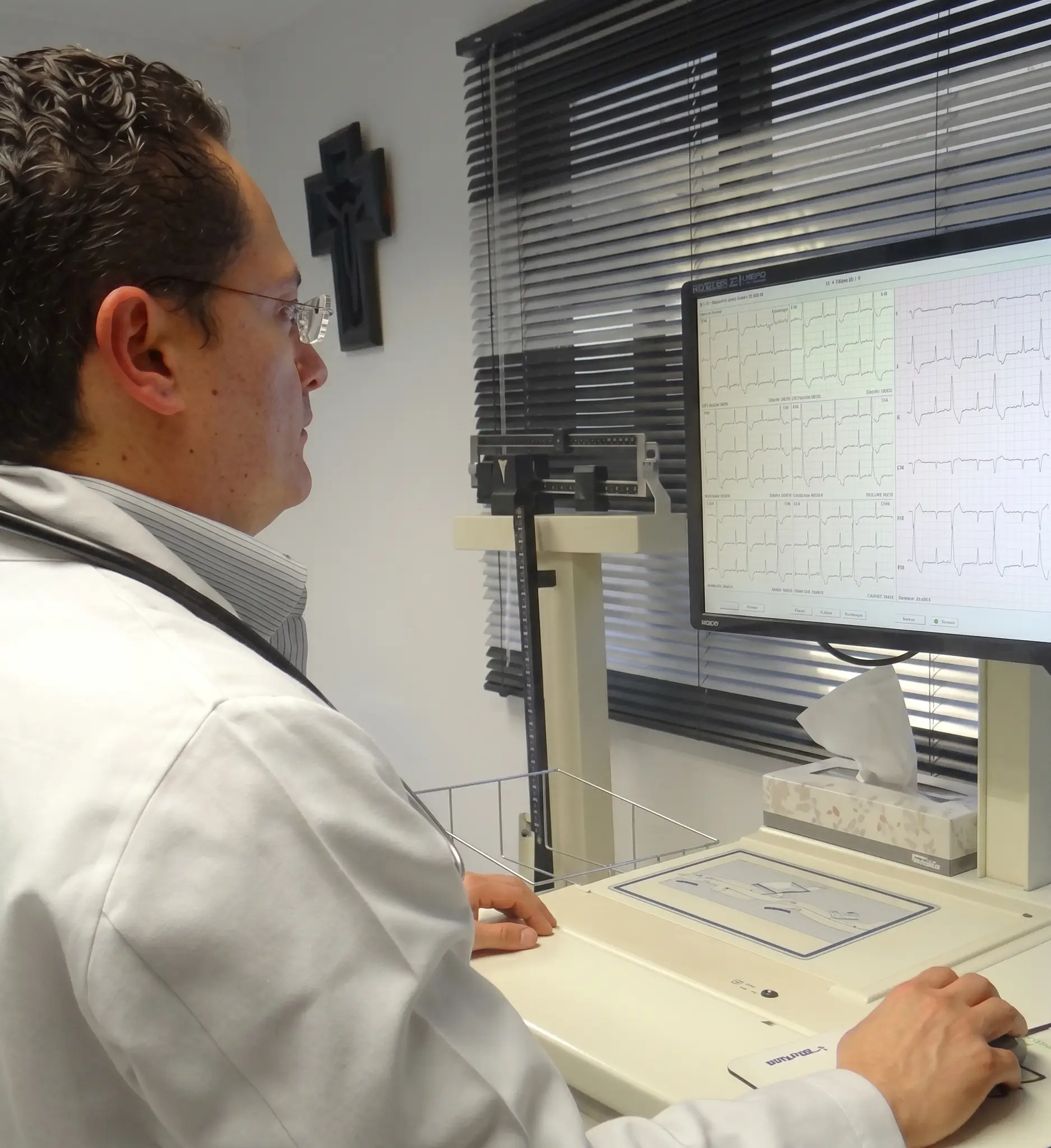 Dr. Héctor González Godínez realizando prueba de esfuerzo ergométrica